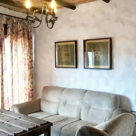 Comfortable House In With Shared Pool *