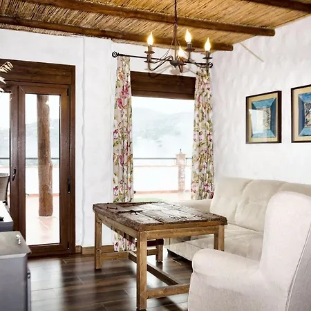 Comfortable House In With Shared Pool *
