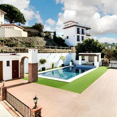 Comfortable House In With Shared Pool *